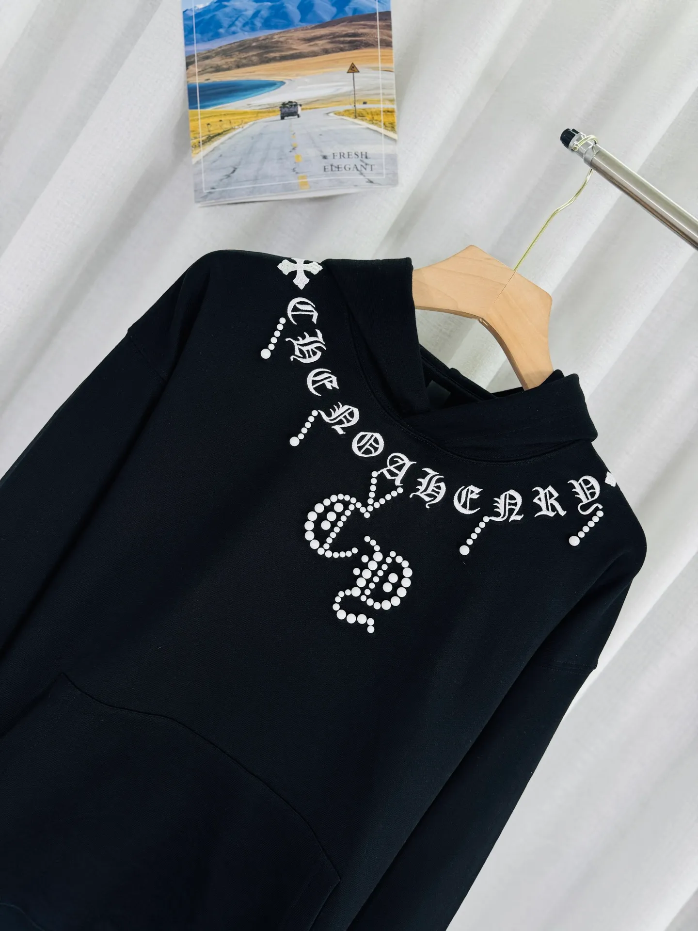 P290 top version, real shot without P, ​​different from market currency) 𝗖𝗵𝗿𝗼𝗺𝗲 𝗛𝗲𝗮𝗿𝘁𝘀/Cro Heart 2025 washed and burned flower patch embroidered autumn and winter new original single counter American patchwork 3D three-dimensional couple casual hooded sweatshirt 👑The highest version! Customized fabric 480g tripe terry fabric! American-style acid-washed and distressed original fabric, laser burning + appliqué embroidery, exquisite embroidery of beaded letters! The best-selling model in the counter, very comfortable to wear. Accessories: original molded and authenticated collar label➕100% silk wash label. Genuine purchase-grade original hangtag➕matching hanging rope➕3D hanging beads➕original packaging bag. Craftsmanship: The original version has consistent wiring! The highest version of the armhole matching technique! Color: Black Size: S M L XL Style No.: 9335